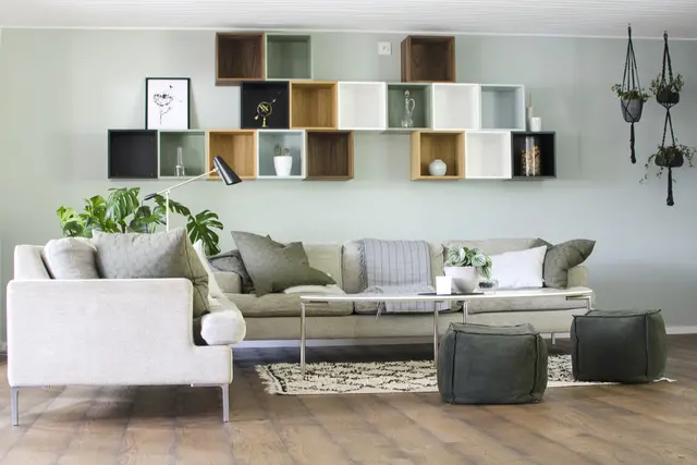 Vardagsrum med foil under trägolvet