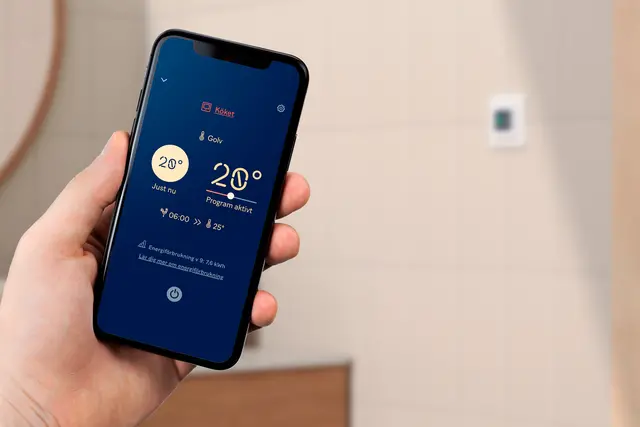 Ebeco Connect-appen visas i handen i köksmiljö